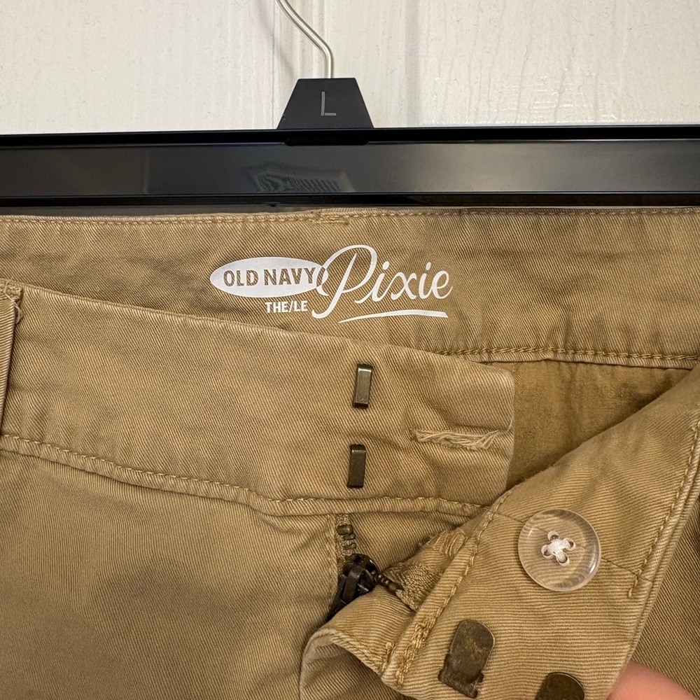 Old Navy Pixie Tan Women’s Shorts - Picture 2 of 4